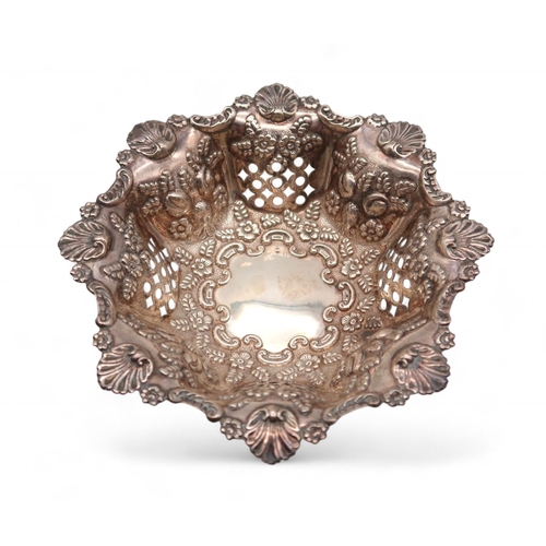 402 - A silver bonbon dish, by Walker & Hall, Birmingham 1899, with a rocaille shellwork border, ... 