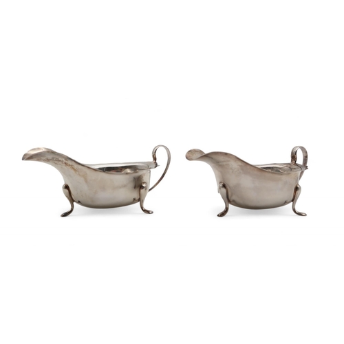 407 - A pair of silver sauce boats, Sir John Bennett Ltd, London 1933, on three pad feet, 198gms (2)