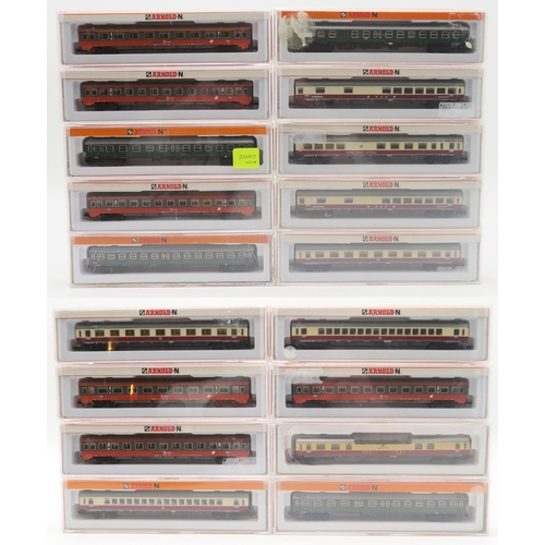 575 - A collection of boxed Arnold N-gauge model railway passenger carriages, to include models 3840 (x2),... 