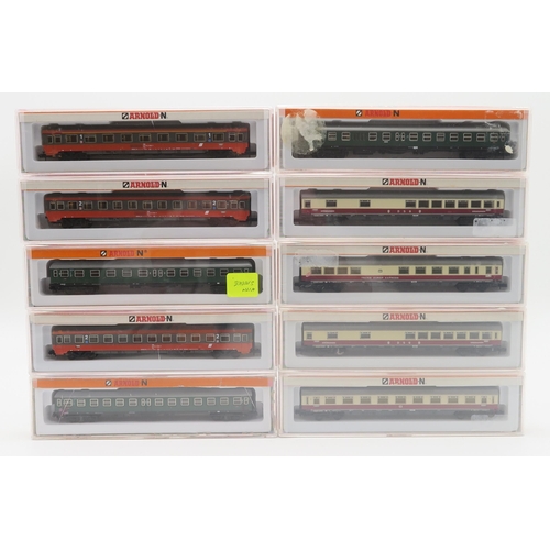 575 - A collection of boxed Arnold N-gauge model railway passenger carriages, to include models 3840 (x2),... 