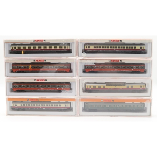 575 - A collection of boxed Arnold N-gauge model railway passenger carriages, to include models 3840 (x2),... 