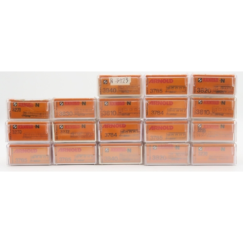 575 - A collection of boxed Arnold N-gauge model railway passenger carriages, to include models 3840 (x2),... 