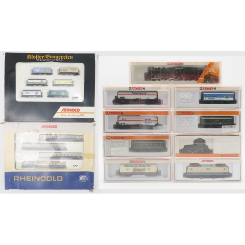 577 - A collection of boxed Arnold N-gauge model railway locomotives and stock, to include 0165 Jahres-Son... 