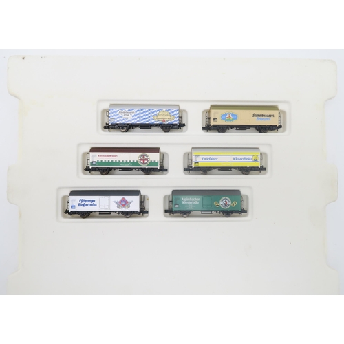 577 - A collection of boxed Arnold N-gauge model railway locomotives and stock, to include 0165 Jahres-Son... 