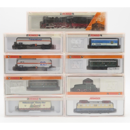 577 - A collection of boxed Arnold N-gauge model railway locomotives and stock, to include 0165 Jahres-Son... 