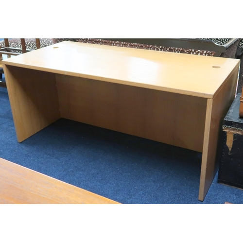 89 - A modern office computer desk, 72cm high x 163cm wide x 76cm deep