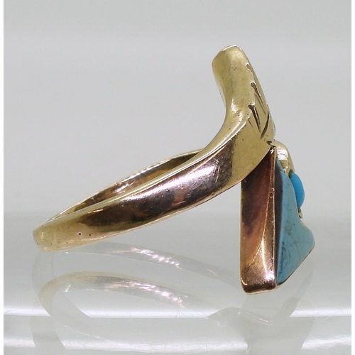 717 - A yellow metal bespoke ring with an arrow design set with turquoise, size Q1/2, weight 6.3gms