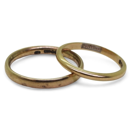 728 - A 9ct gold Glasgow 1945 hallmarked wedding ring, size P, weight 2.2gms, together with an 18ct gold F... 