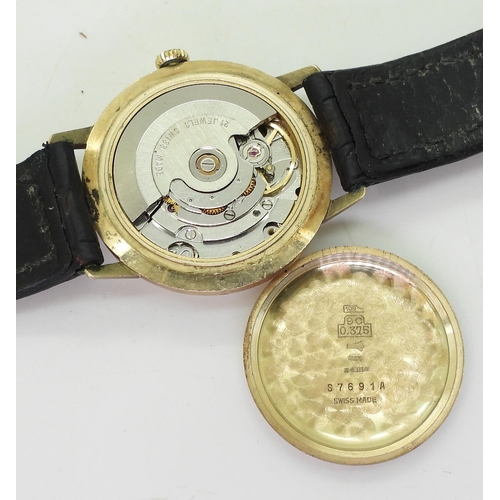 733 - A 9ct gold gents Swiss watch, the dial signed Thomas Russell & Son, inscribed and dated 1976, we... 