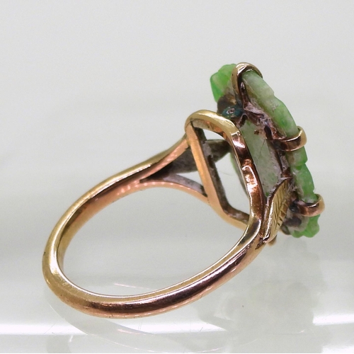 782 - A 9ct gold ring set with a Chinese green hardstone panel carved with a foo dog, finger size K1/2, we... 