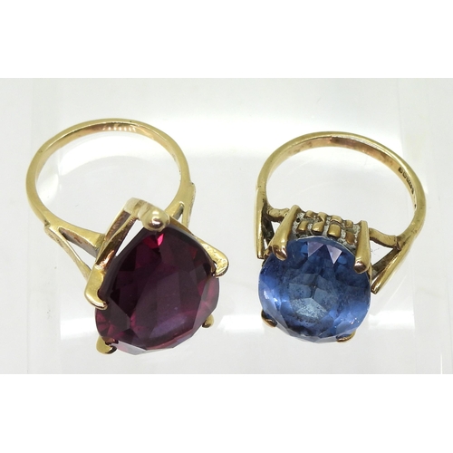 784 - A 14k gold faux amethyst statement ring, size N, weight 9gms, together with a 9ct gold ring set with... 