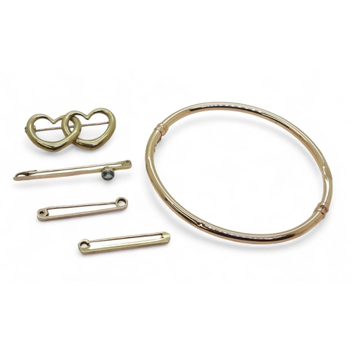 826 - A 9ct rose gold bangle (af), together with a 9ct gold Aquamarine brooch, a 9ct heart knot brooch and... 