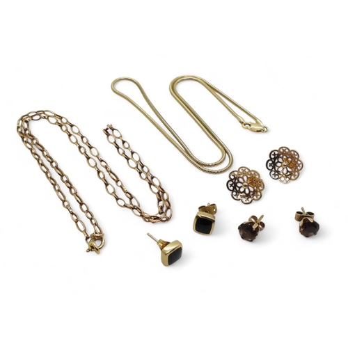 831 - Collection of 9ct gold jewellery to include two chains, a pair of smoky quartz stud earrings, and tw... 