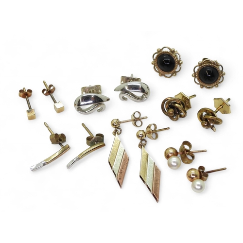 832 - Collection of 9ct gold and yellow metal stud earrings, weight combined 8.0gms