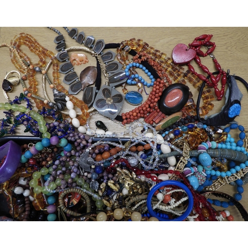 862 - A large collection of statement necklaces and beads, to include wood, glass, plastic, glass , vintag... 