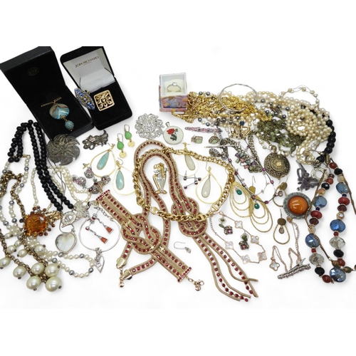 865 - A collection of vintage and costume jewellery to include Monet gold coloured chain necklace, a Ruski... 