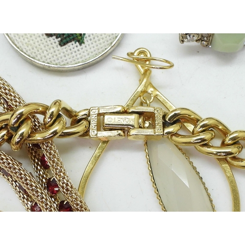 865 - A collection of vintage and costume jewellery to include Monet gold coloured chain necklace, a Ruski... 