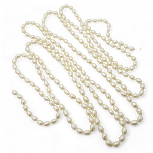 875 - A long string of baroque pearls with nice lustre, length 228cm