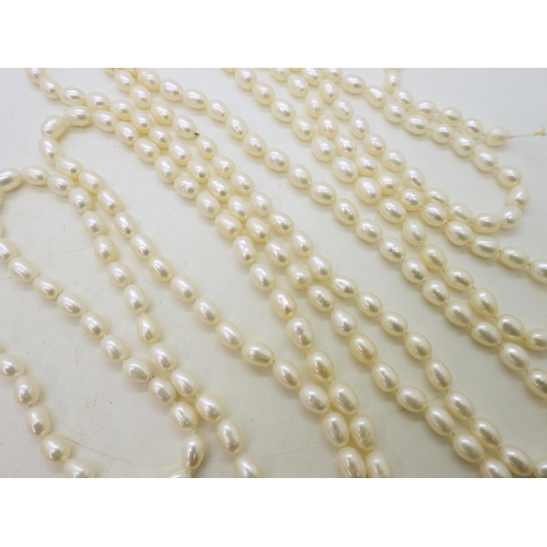 875 - A long string of baroque pearls with nice lustre, length 228cm