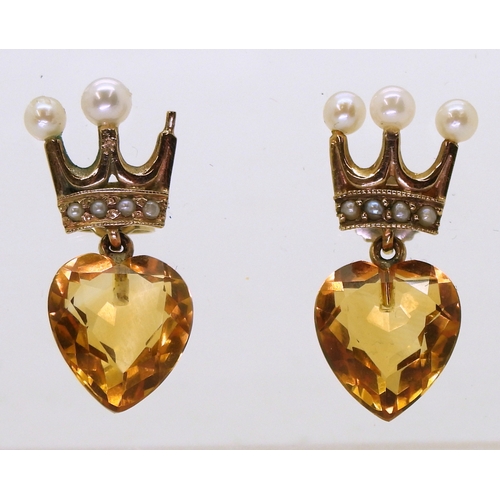 2713 - LUCKENBOOTH BROOCH AND EARRINGSall made in 9ct yellow gold, the brooch is set with heart shaped smok... 