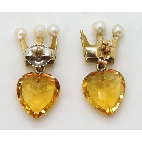 2713 - LUCKENBOOTH BROOCH AND EARRINGSall made in 9ct yellow gold, the brooch is set with heart shaped smok... 