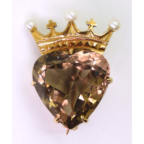 2713 - LUCKENBOOTH BROOCH AND EARRINGSall made in 9ct yellow gold, the brooch is set with heart shaped smok... 