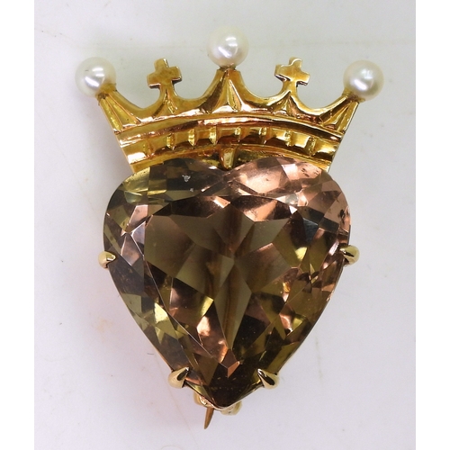 2713 - LUCKENBOOTH BROOCH AND EARRINGSall made in 9ct yellow gold, the brooch is set with heart shaped smok... 