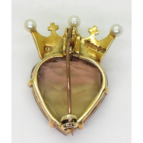 2713 - LUCKENBOOTH BROOCH AND EARRINGSall made in 9ct yellow gold, the brooch is set with heart shaped smok... 