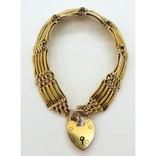 2716 - A DECORATIVE GATE BRACELETmade in 9ct gold, with a heart shaped clasp, length 18cm approx, width 1.3... 