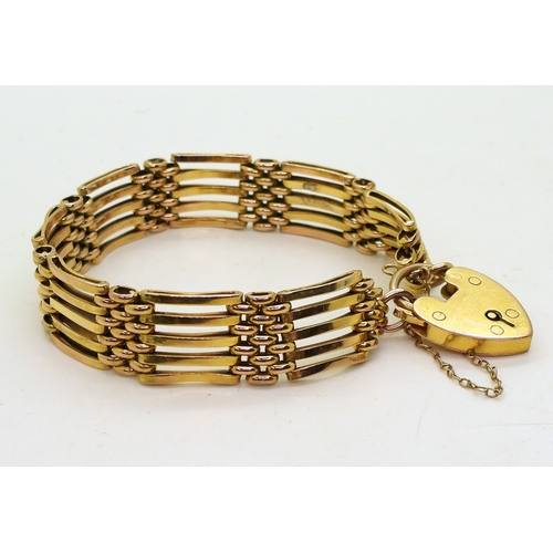 2716 - A DECORATIVE GATE BRACELETmade in 9ct gold, with a heart shaped clasp, length 18cm approx, width 1.3... 