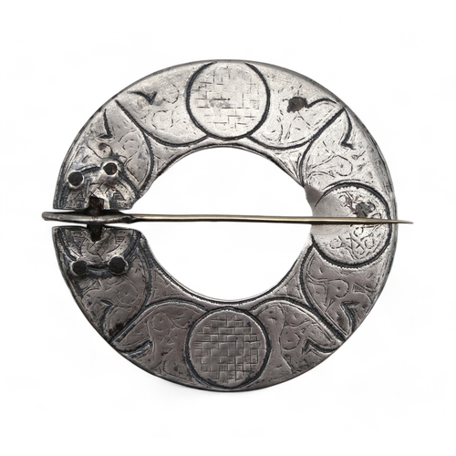 2529 - AN 18TH CENTURY SCOTTISH PLAID BROOCHthe base metal annular brooch engraved with roundels filled wit... 