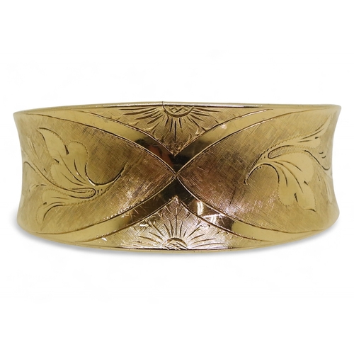 2722 - AN 18K GOLD BANGLEthe Italian made wide bangle has hand engraved floral detail throughout. Dimension... 