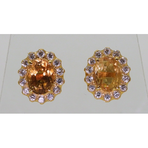 2739 - A CITRINE SUITEset throughout in bright yellow metal, the pendant is set with a large citrine of app... 