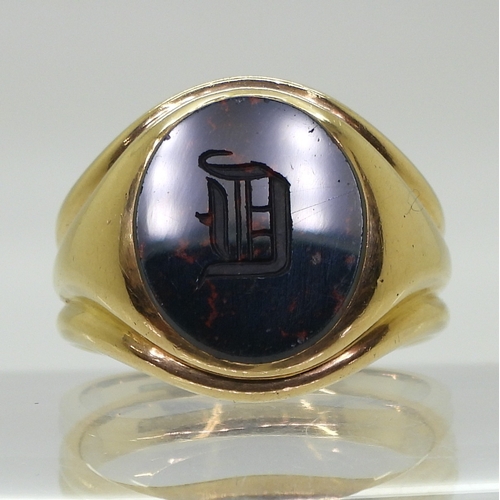 2765 - A SIGNET RINGmade in 18ct gold and set with a bloodstone intaglio carved with a 'D', hallmarked Birm... 