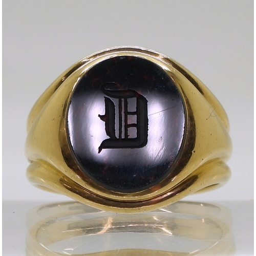 2765 - A SIGNET RINGmade in 18ct gold and set with a bloodstone intaglio carved with a 'D', hallmarked Birm... 