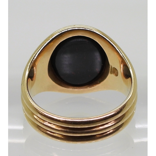 2765 - A SIGNET RINGmade in 18ct gold and set with a bloodstone intaglio carved with a 'D', hallmarked Birm... 