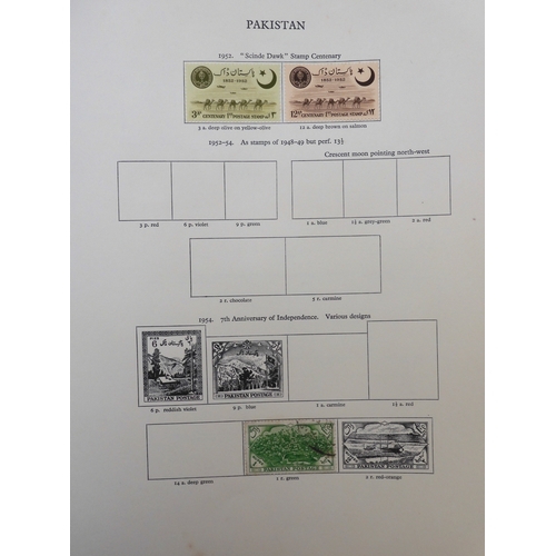 7000 - Queen Elizabeth II (1952-2022) The Stanley Gibbons British Empire New Age Stamp Album Queen Elizabet... 