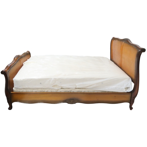 2113 - A CONTEMPORARY LOUIS XV STYLE BERGERE 