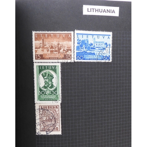 7012 - A worldwide stamp collection in a stock book and albums