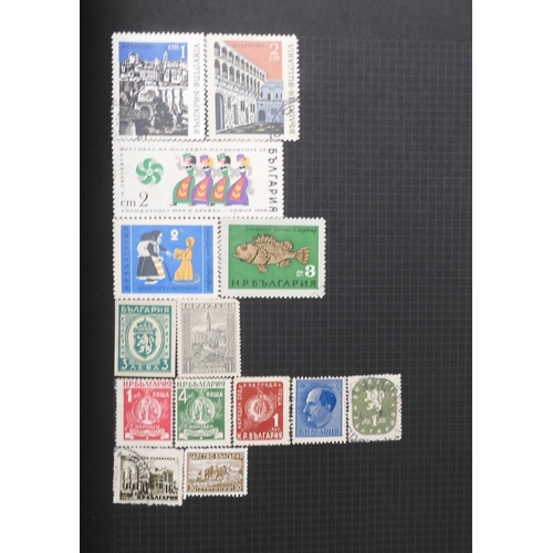 7012 - A worldwide stamp collection in a stock book and albums