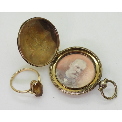 730 - A yellow metal locket engraved with flowers and monogramed the interior dedicated to the 'memory of'... 