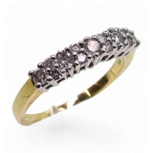 762 - An 18ct gold linear cluster ring, set with estimated approx 0.50cts of brilliant cut diamonds, size ... 