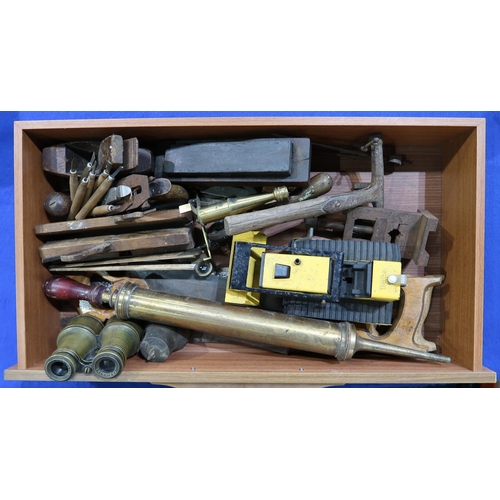 520 - Vintage tools, to include various small woodcarver's chisels, assorted planes, tenon saws, a hand-cr... 