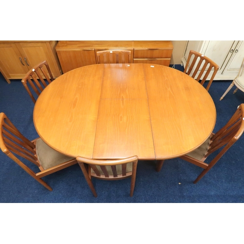 58 - A mid 20h century teak McIntosh circular extending dining table on shaped tapering supports, 76cm hi... 