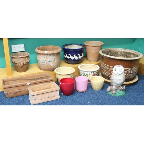 75 - A large mixed lot of assorted ceramic garden planters including glazed, terracotta examples and a re... 