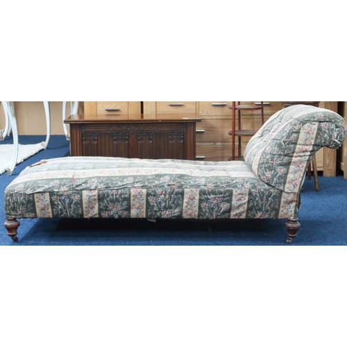 79 - A Victorian floral upholstered day bed/ chaise with button upholstered backrest on turned supports t... 