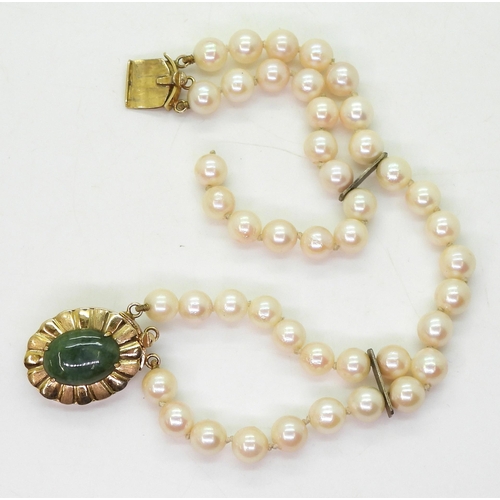 702 - A pearl suite with green hardstone set metamorphic clasps, that on the necklace turns into a pendant... 