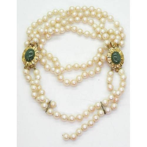 702 - A pearl suite with green hardstone set metamorphic clasps, that on the necklace turns into a pendant... 