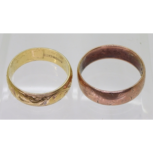 725 - An 18ct gold floral hand engraved wedding ring, size O, weight 4.1gms, together with a 9ct rose gold... 