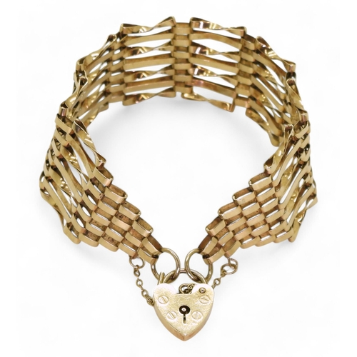 727 - A 9ct gold gate bracelet with a heart shaped clasp. Length  18.5cm, weight 14gms